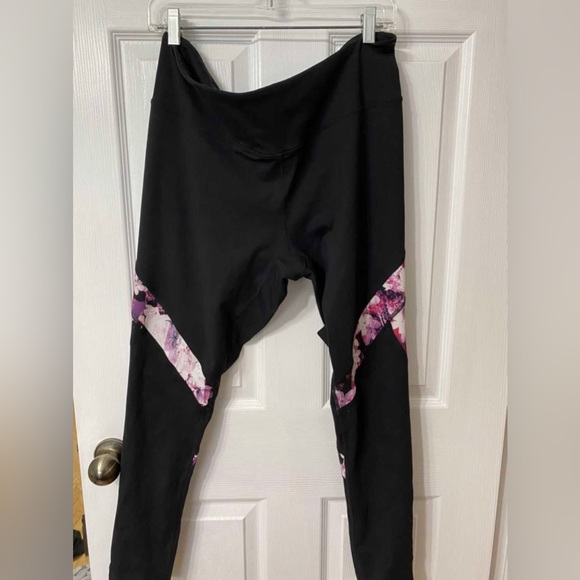 GAP Fit leggings / black leggings with pink floral design - Picture 3 of 4